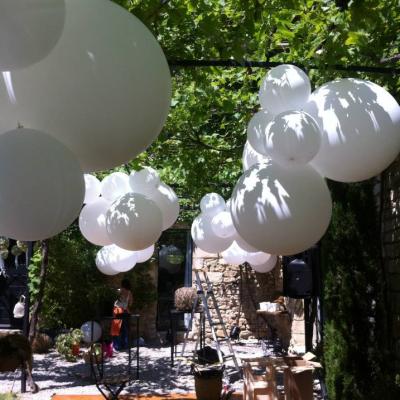 Ballons Blancs pour Décoration Événement Mariage