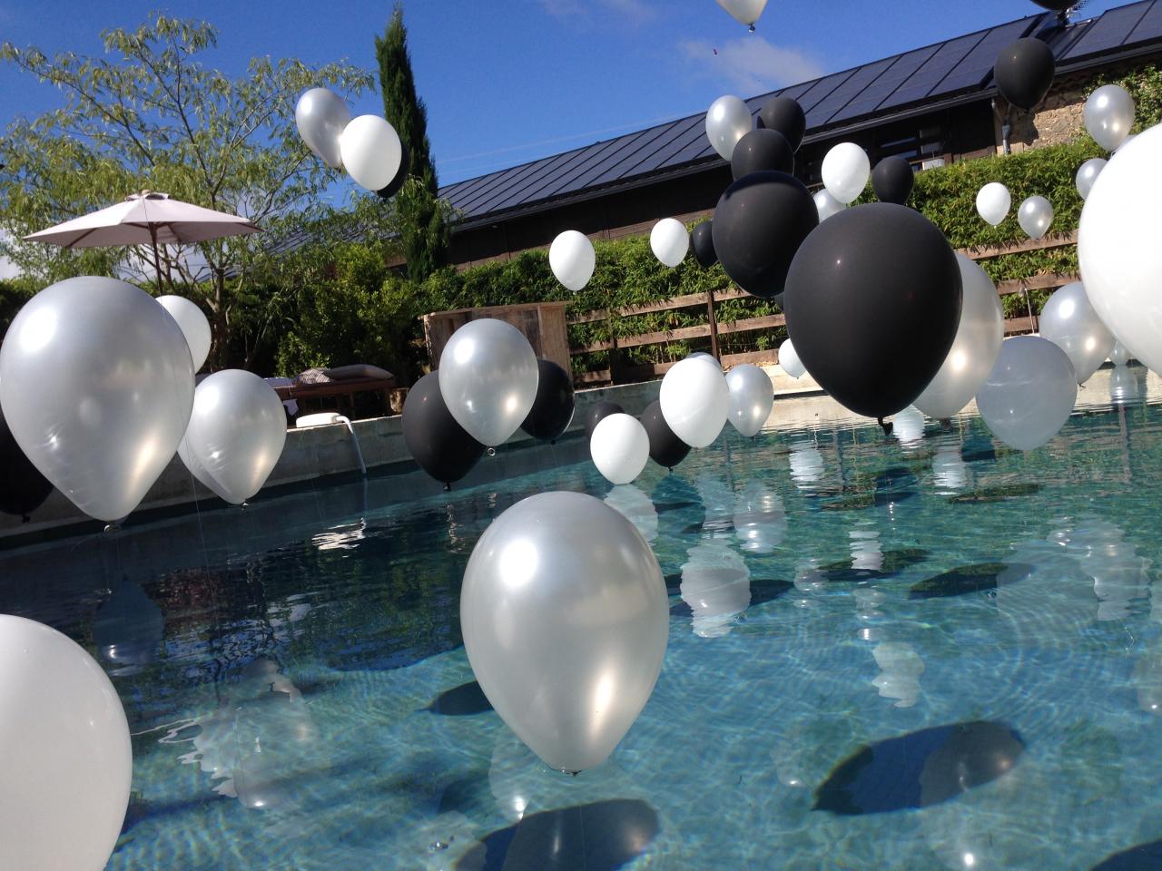 Décoration avec Ballons Hélium dans la piscine