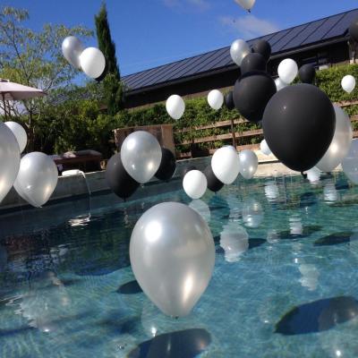 Décoration avec Ballons Hélium dans la piscine