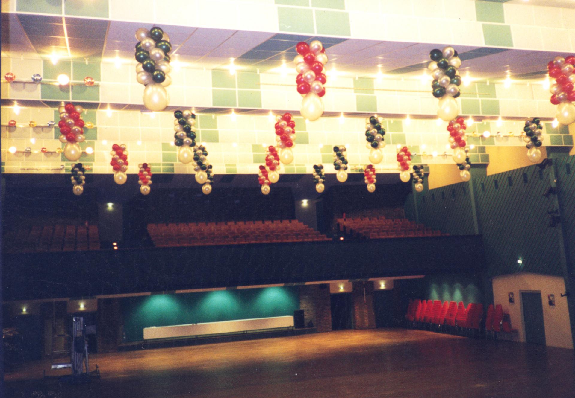 Plafond de ballons salle de spectacles