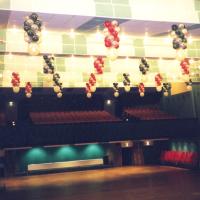 Plafond de ballons salle de spectacles