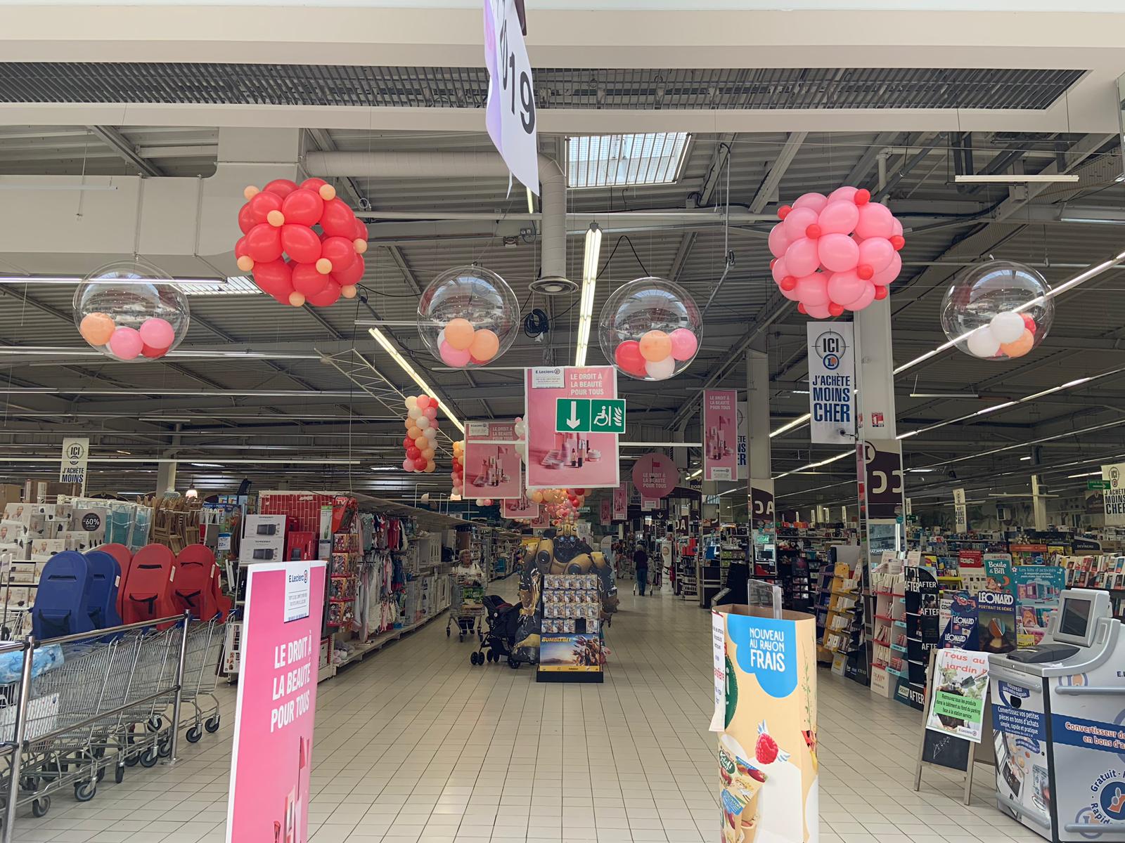 Décoration de ballons entrée magasin