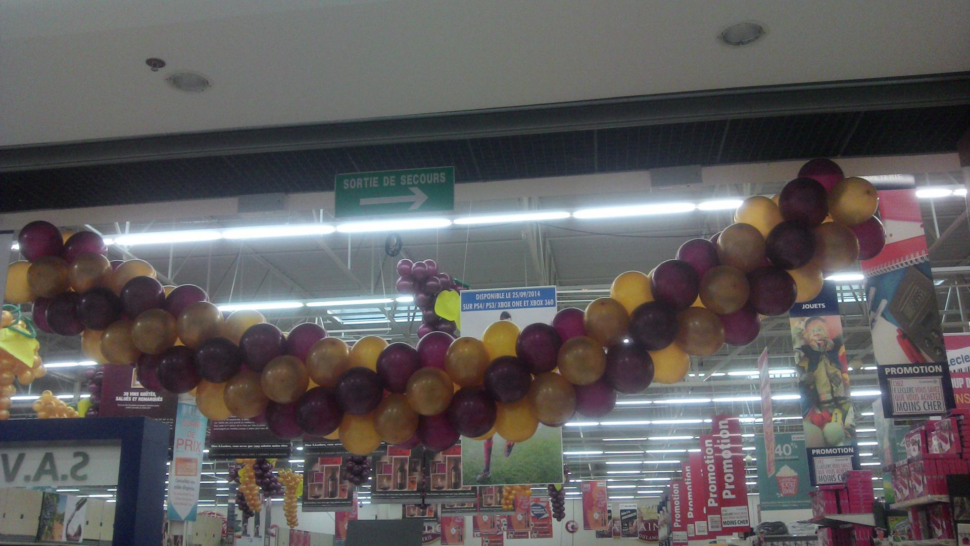 Arche réalisée en ballons pour magasin