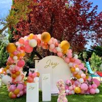 Arche organique fleurie avec ballons