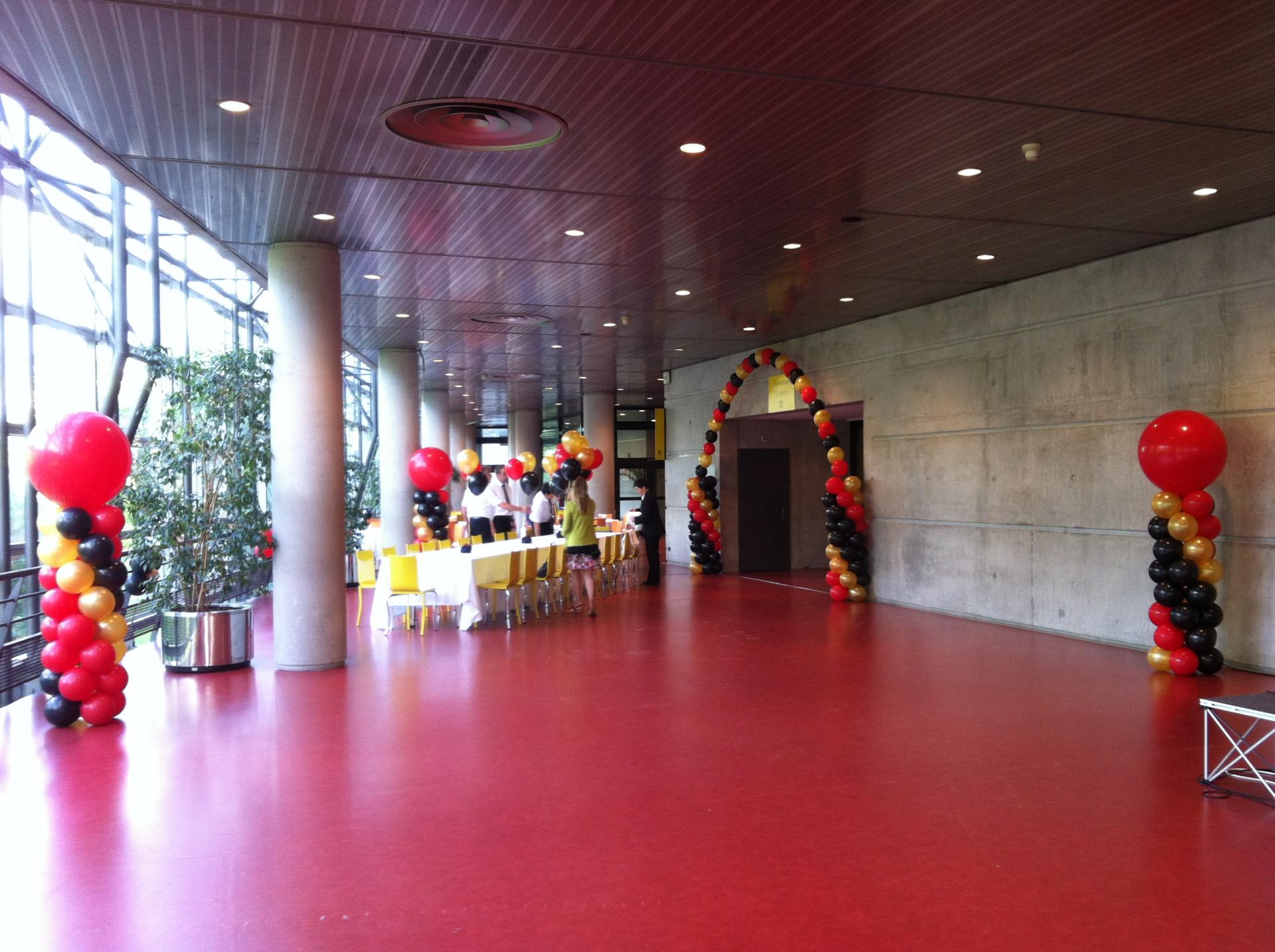 Salle de Réception Décorée avec Ballons