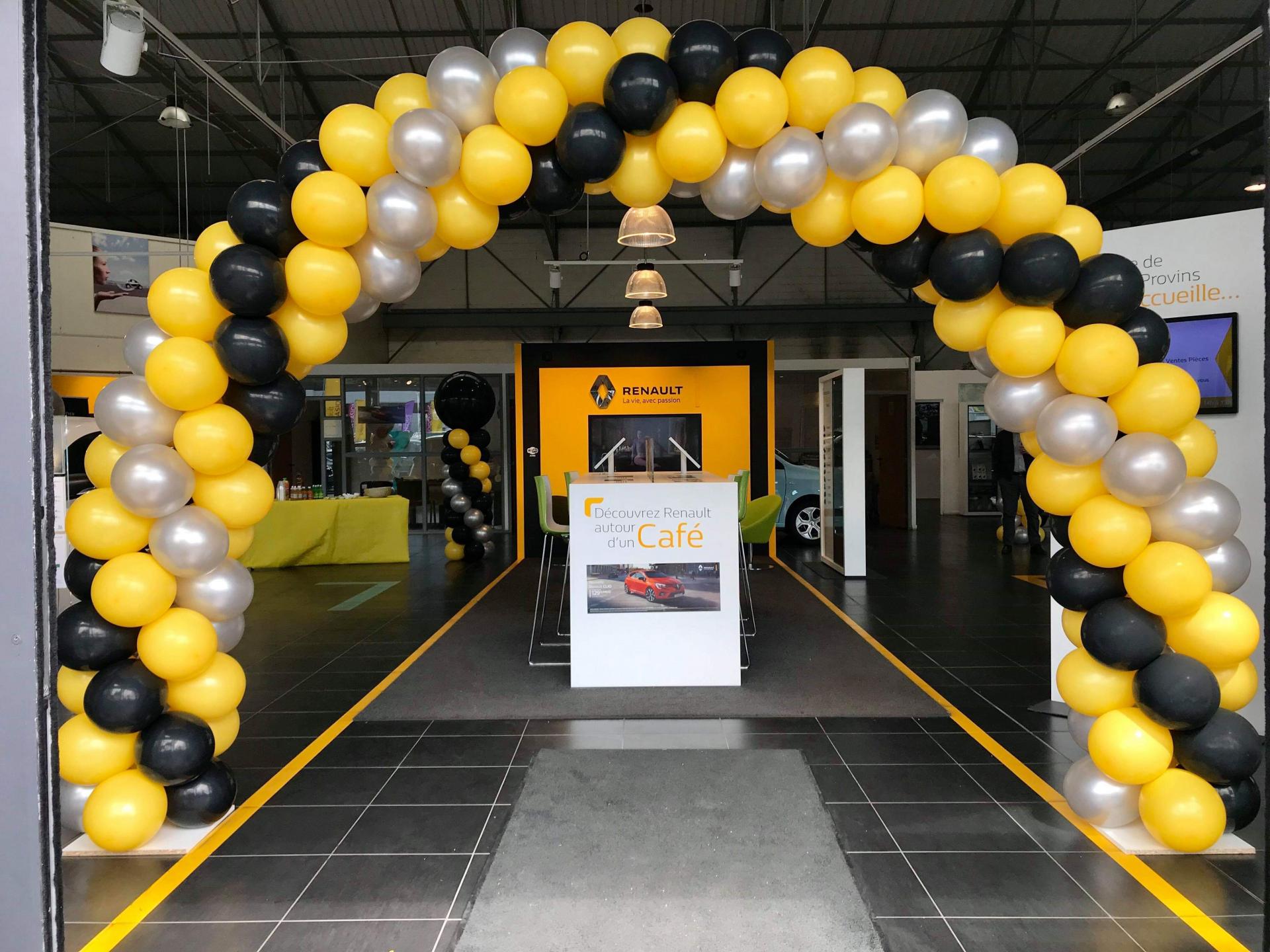 Arche réalisée en ballon Hall Renault