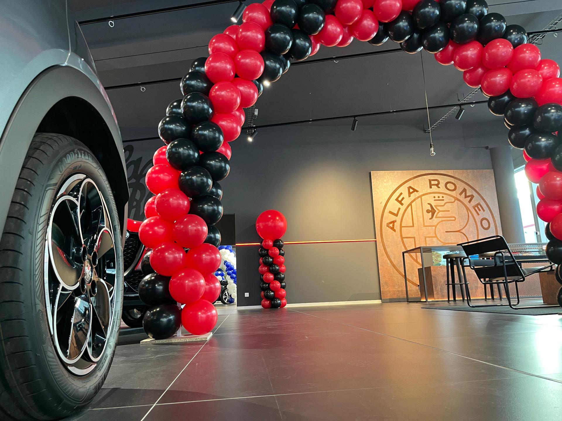 Arche torsadée en ballons Alfa Roméo