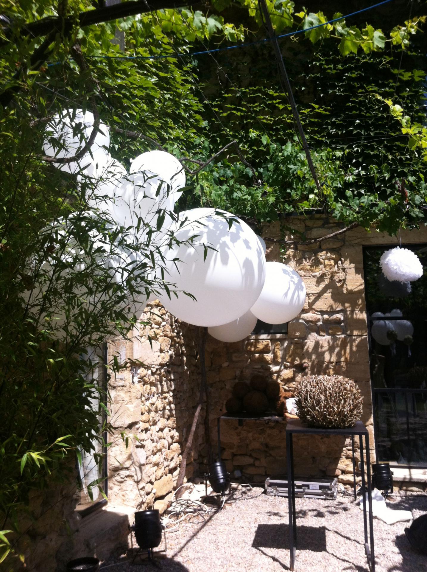 Décoration Ballons Mariage cascade de gros ballons