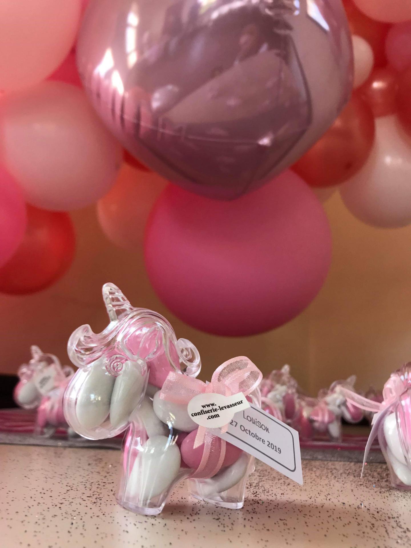 Déco table dragées avec ballons organiques