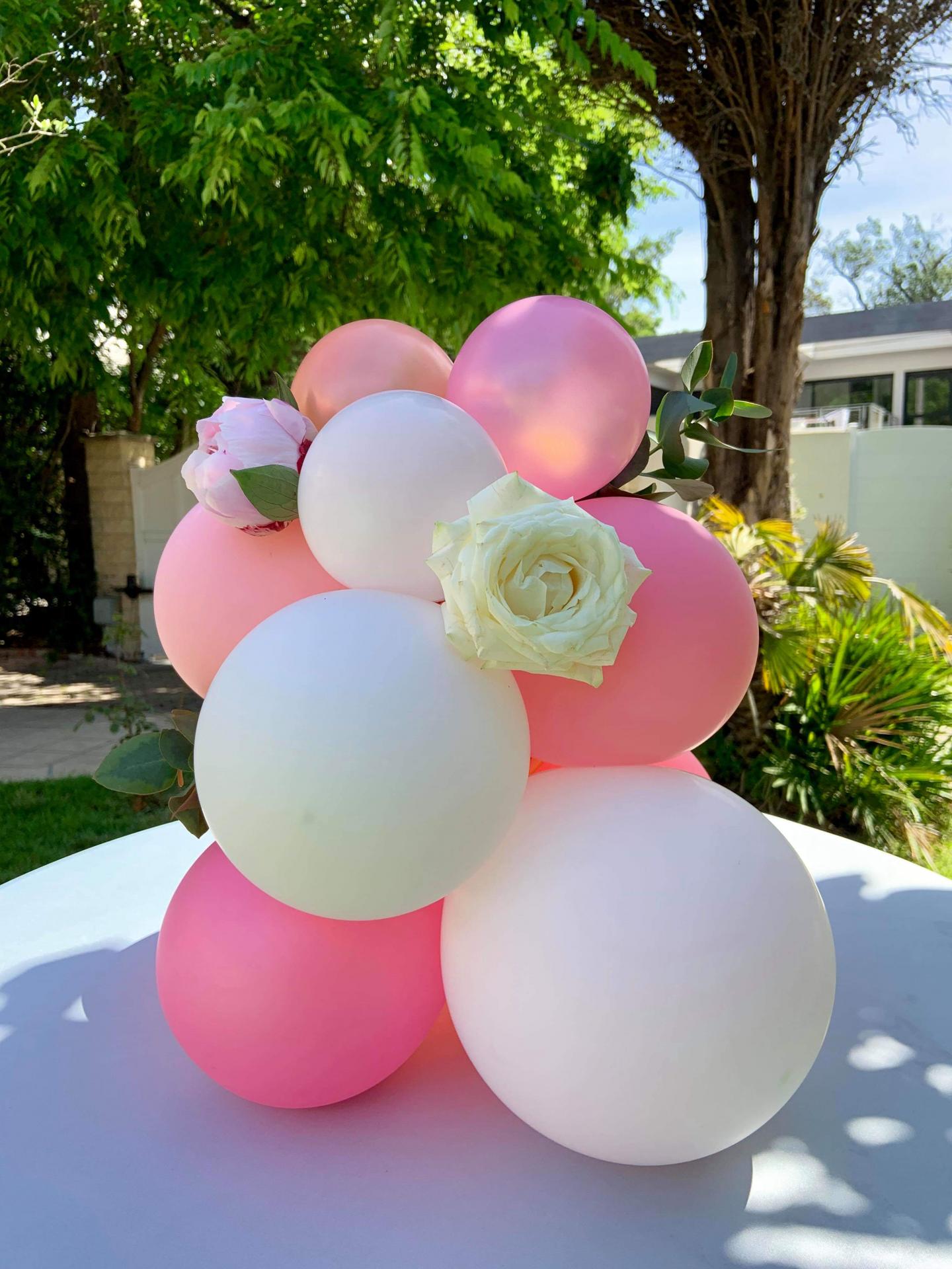 Fleurs et ballon en décor de buffet