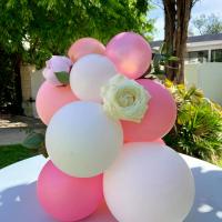 Fleurs et ballon en décor de buffet