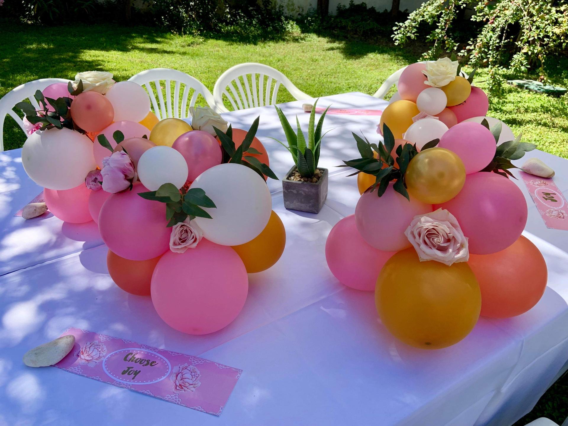 Centre de table ballons et fleurs