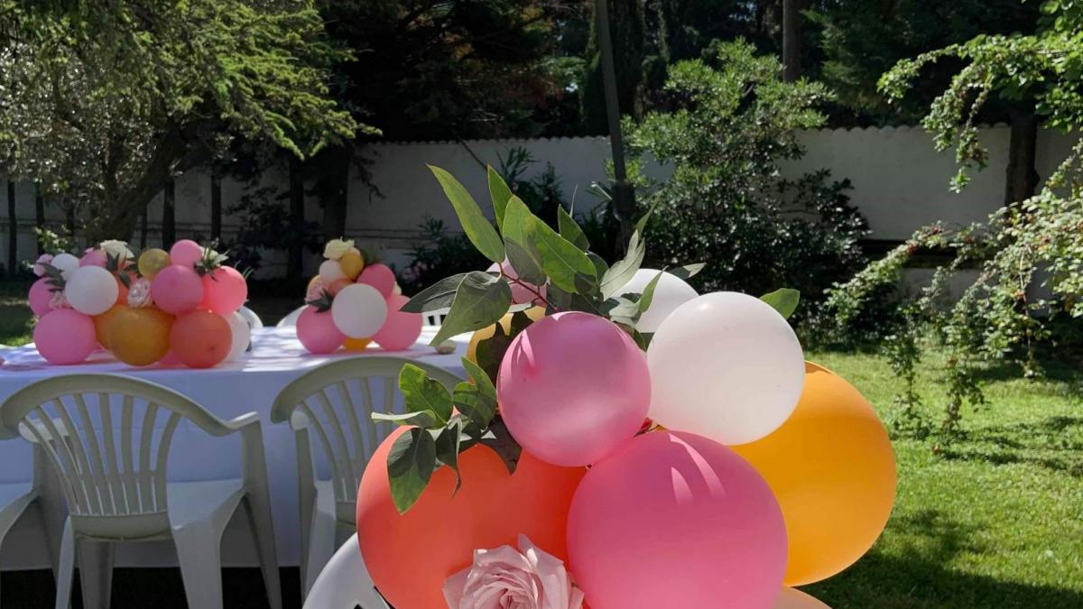 Centre de table fleurs et ballons