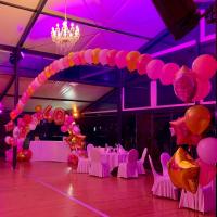 déco anniversaire avec arche hélium
