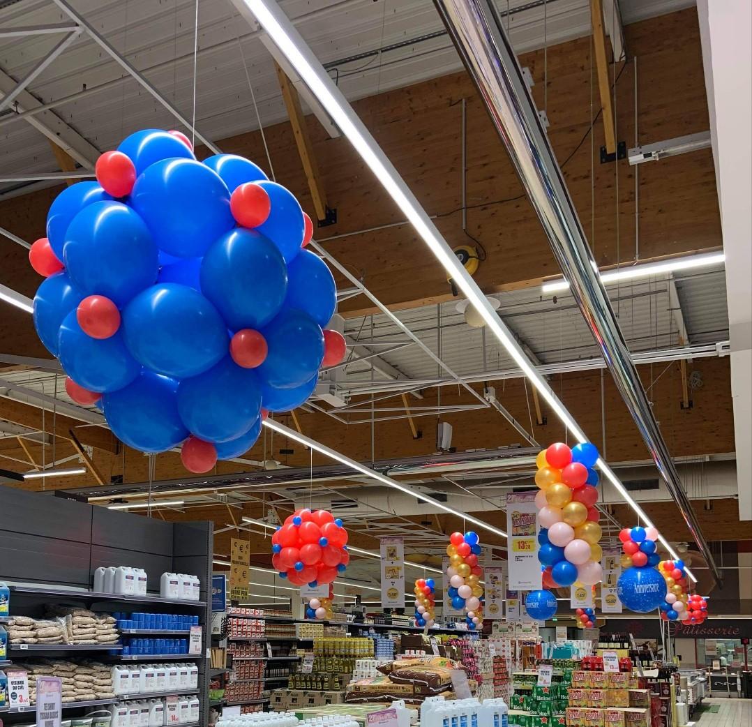 Déco magasin avec structure ballon