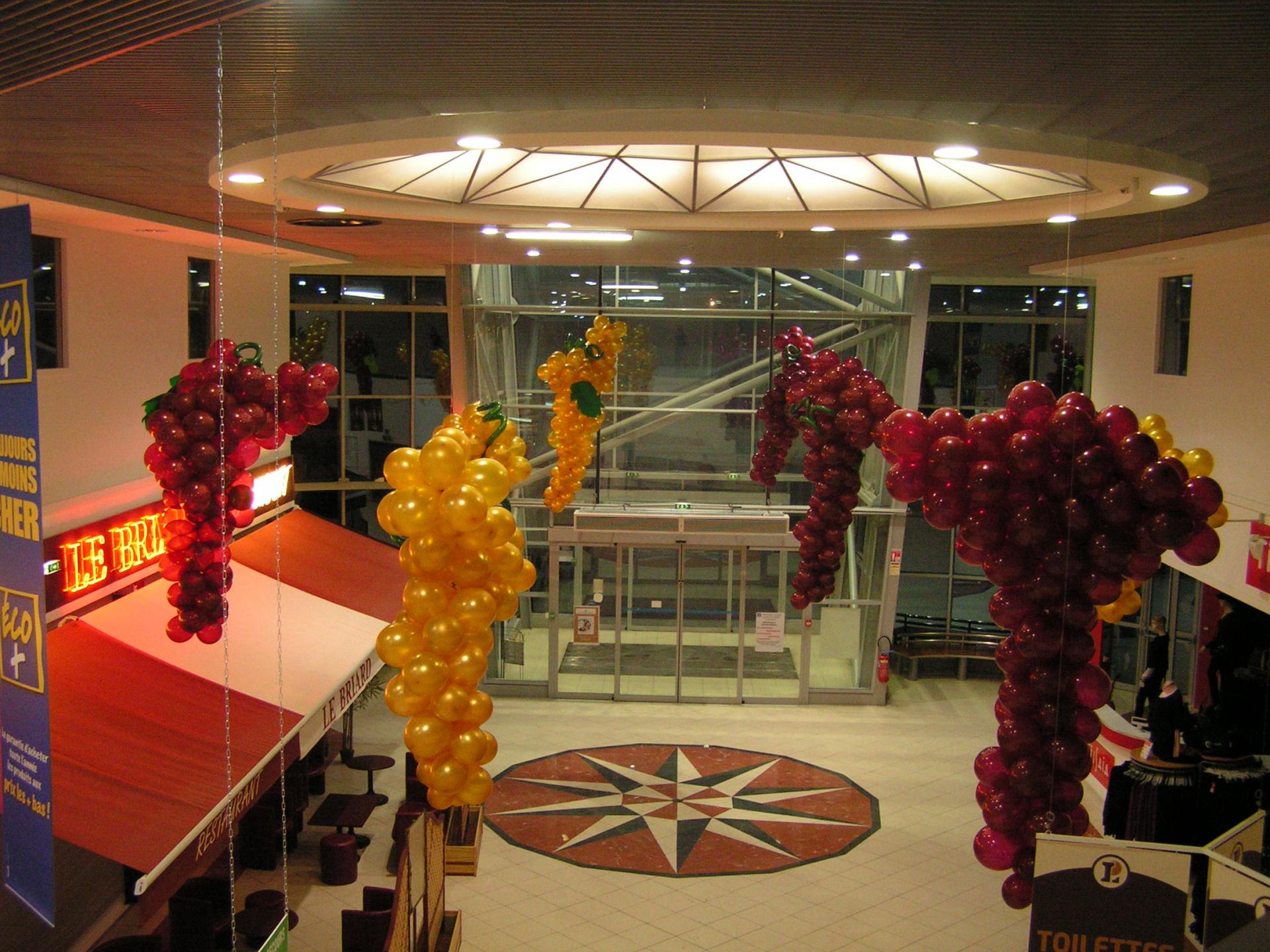 Cascade de grappes de raisin bordeaux et or