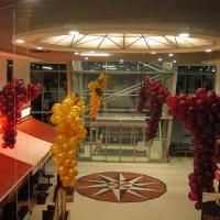 Cascade de grappes de raisin bordeaux et or