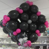 Ballons assemblés en cube 3D