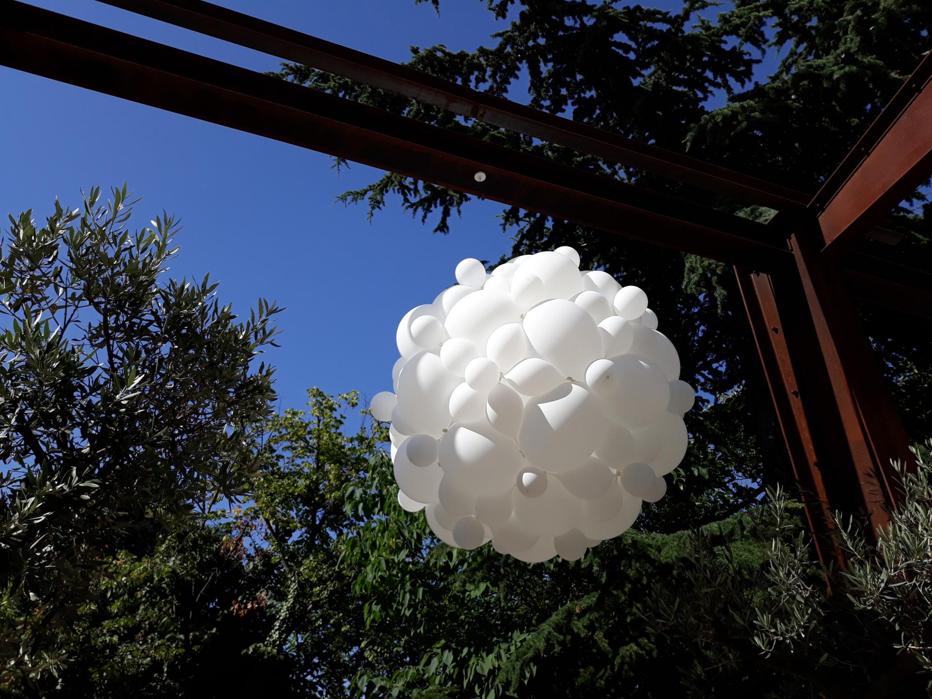 Sphère ballons blancs mariage