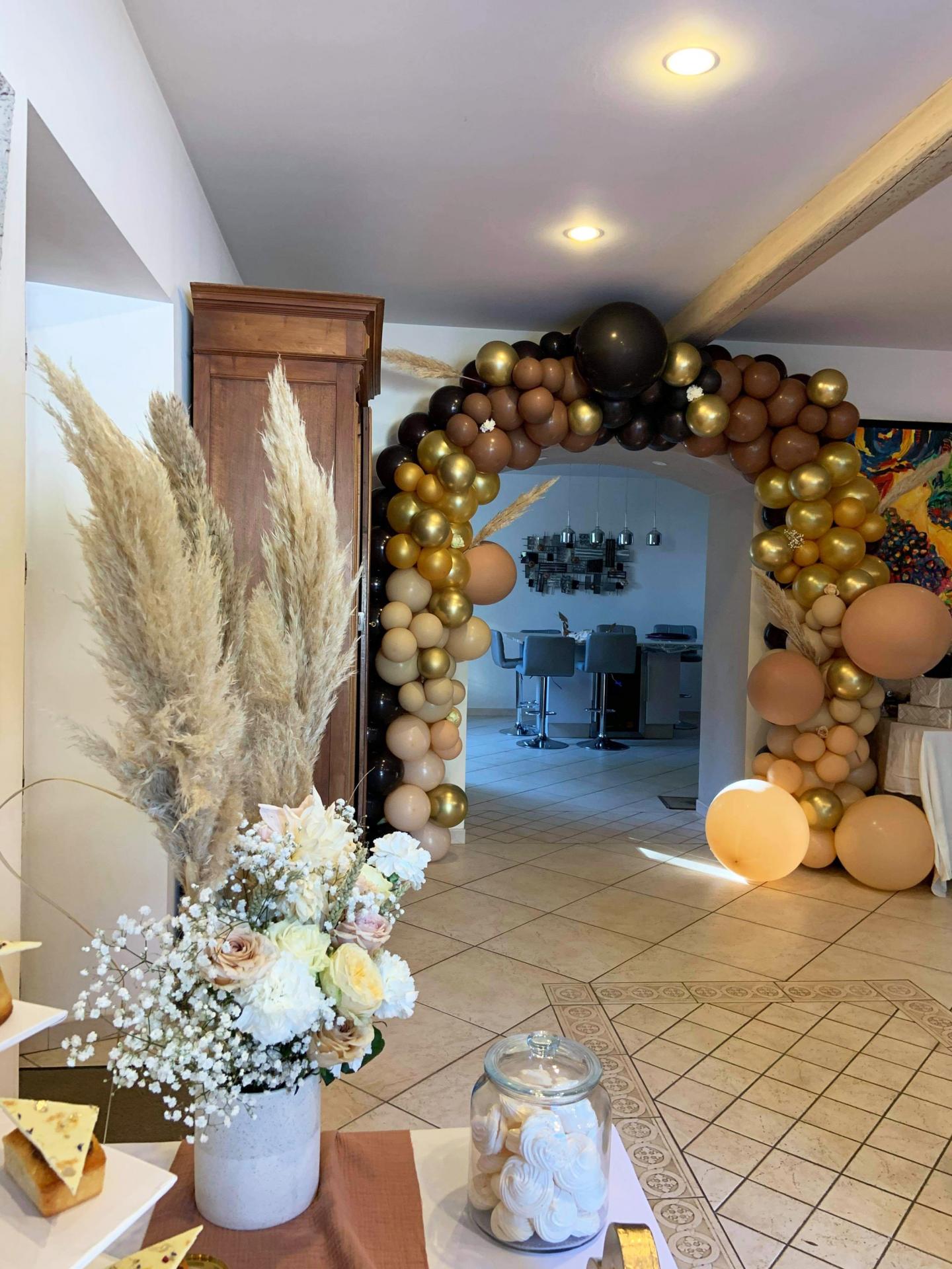 https://www.deco-concept.fr/medias/images/decoration-anniversaire-organique-ballon.jpg