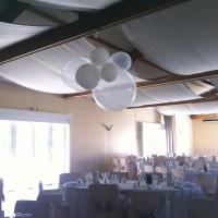 Cascade de gros Ballons blancs et transparents