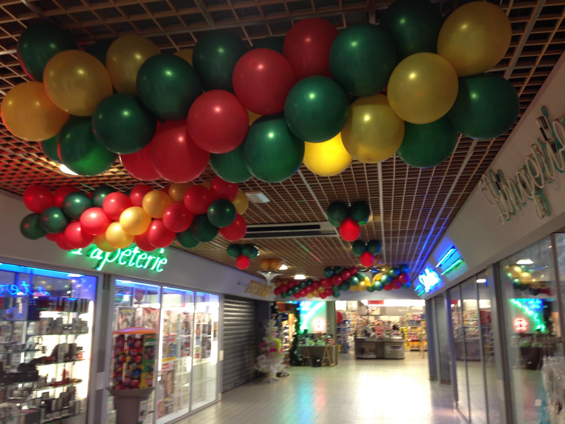 Décoration Ballons Noël galerie marchande