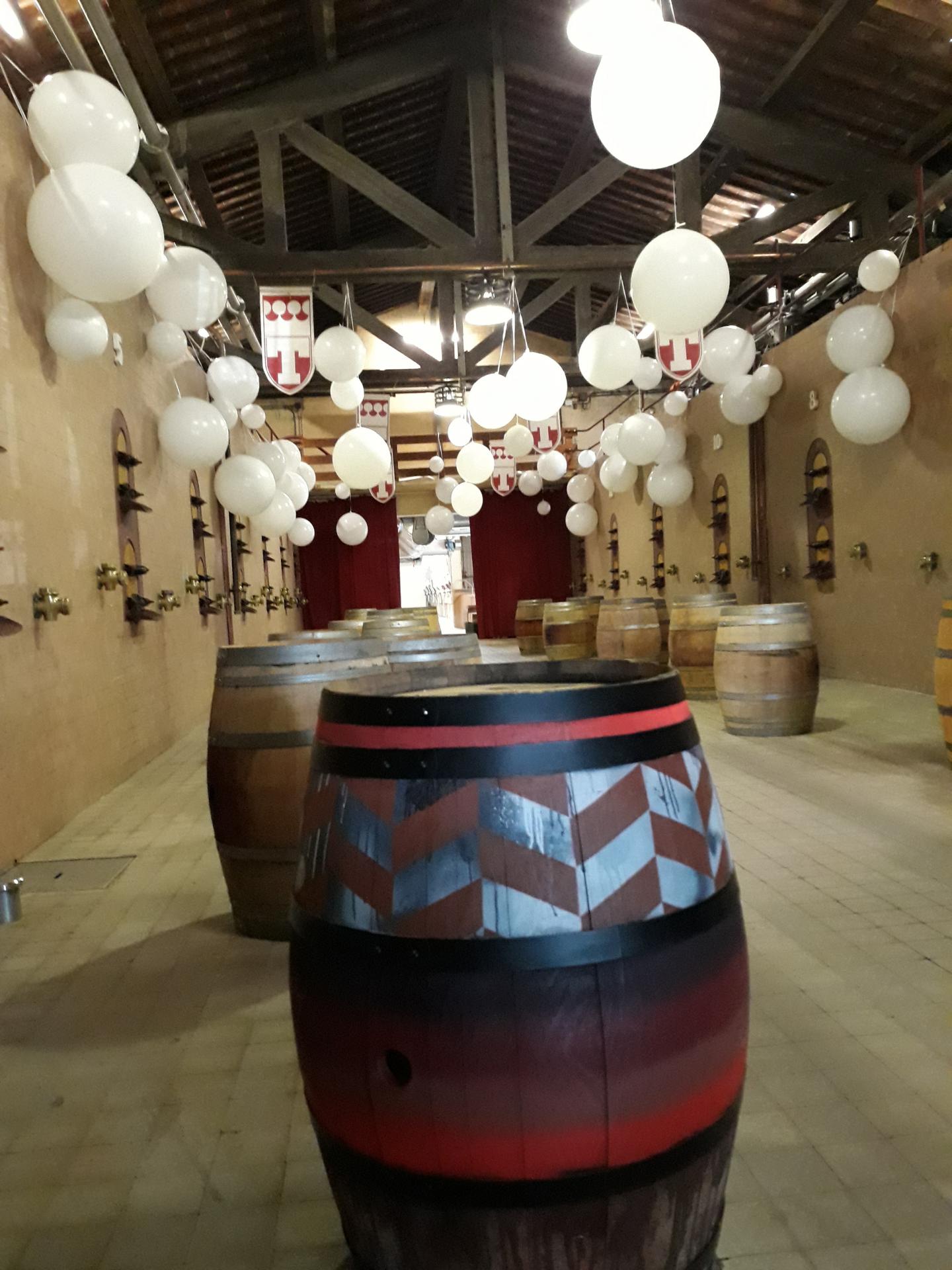 Foire Vins avec tonneaux &  gros ballons