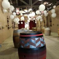Foire Vins avec tonneaux &  gros ballons