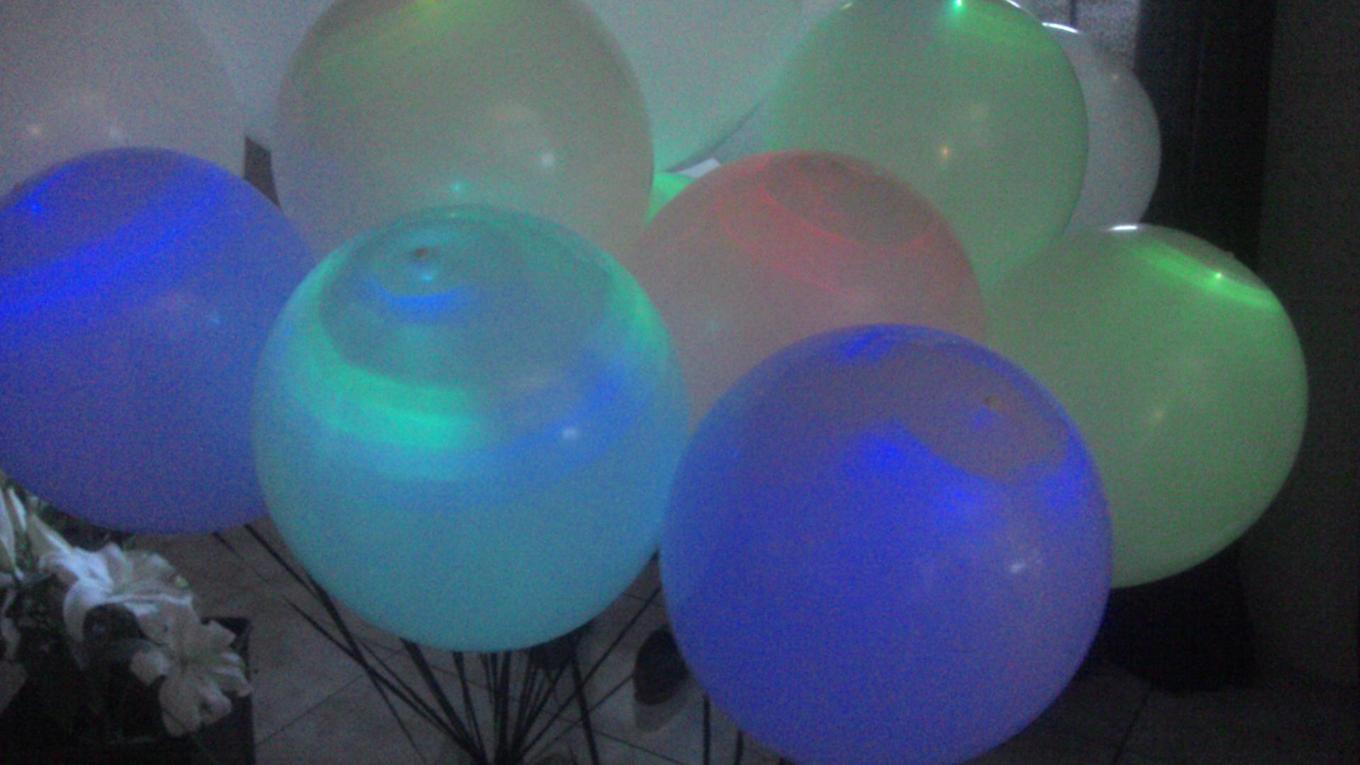Ballons lumineux assemblés en bouquet