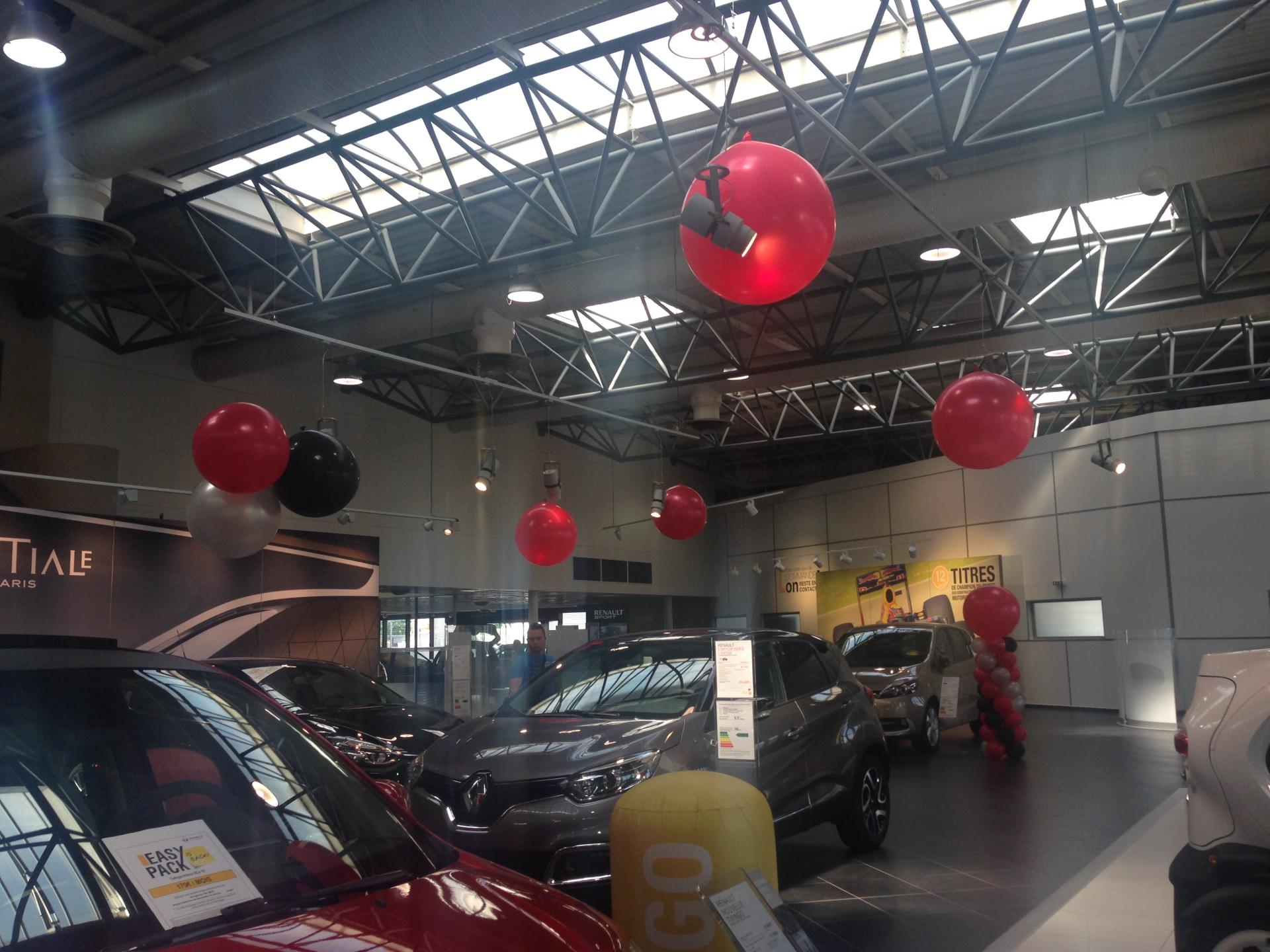 Cascade de Ballons Lancement du Kadjar concession Renault Nîmes