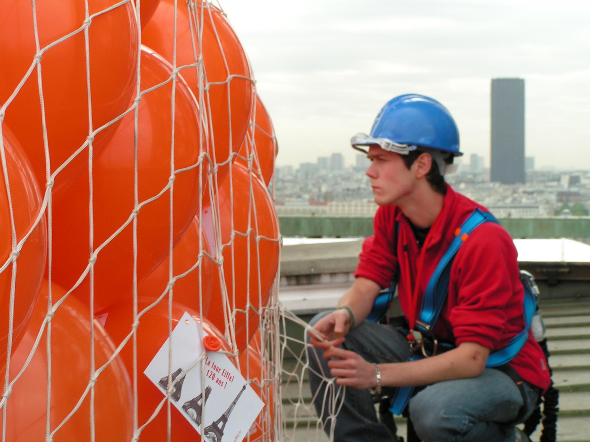 Envolée de ballons 120 ans la Tour Eiffel