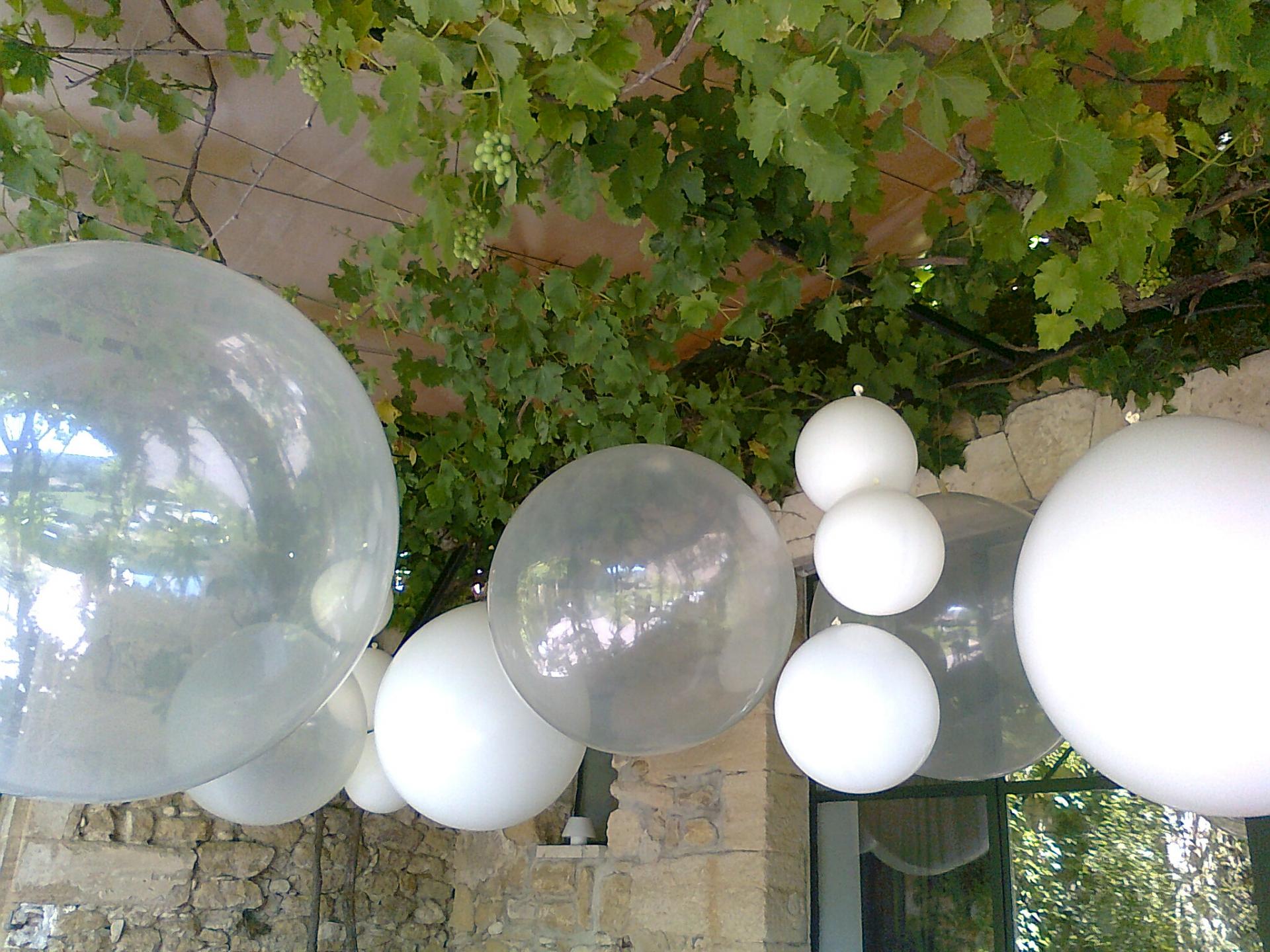 Décors gros ballons blancs