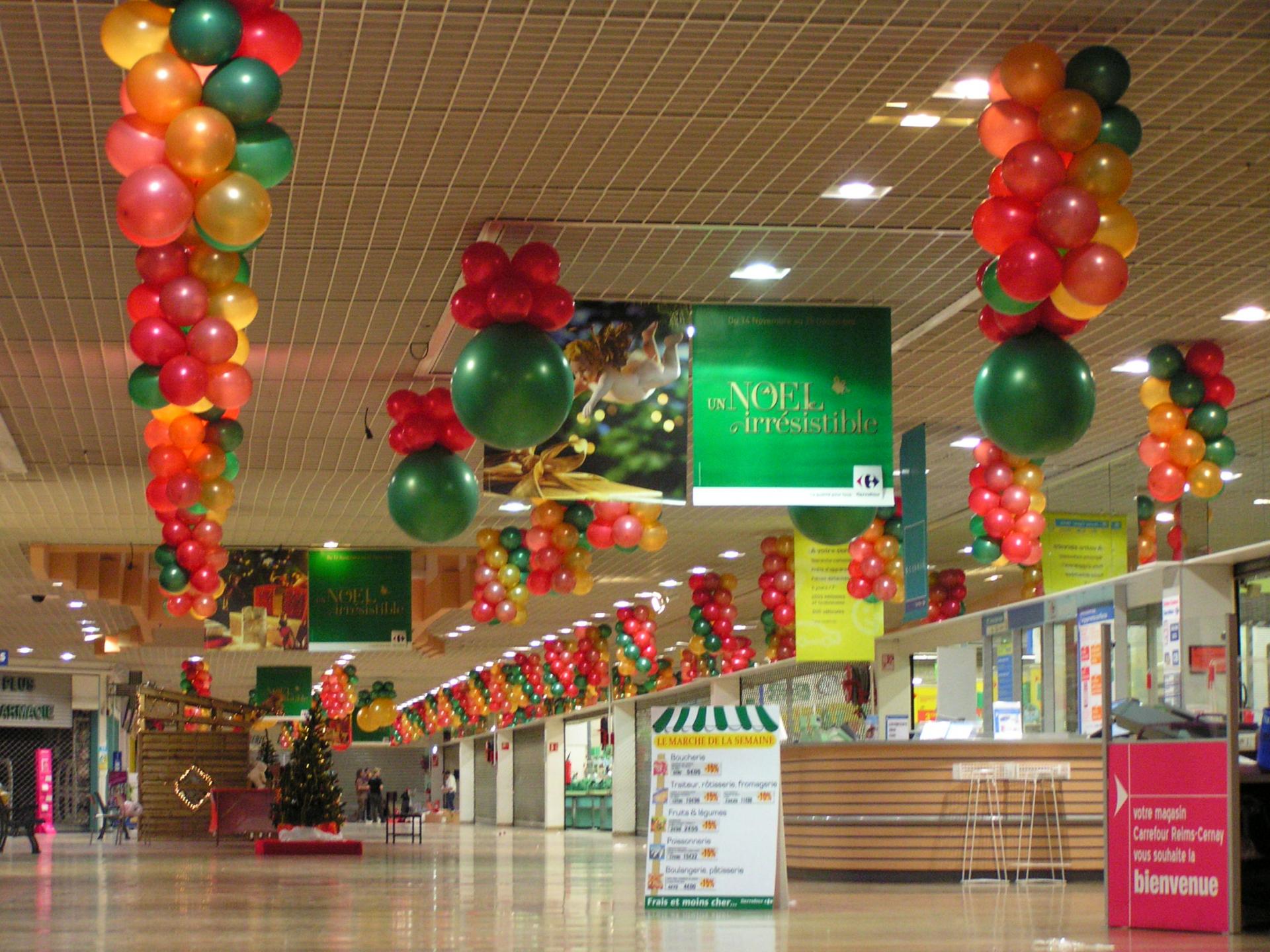 Décoration Ballons de Noël galerie marchande Carrefour