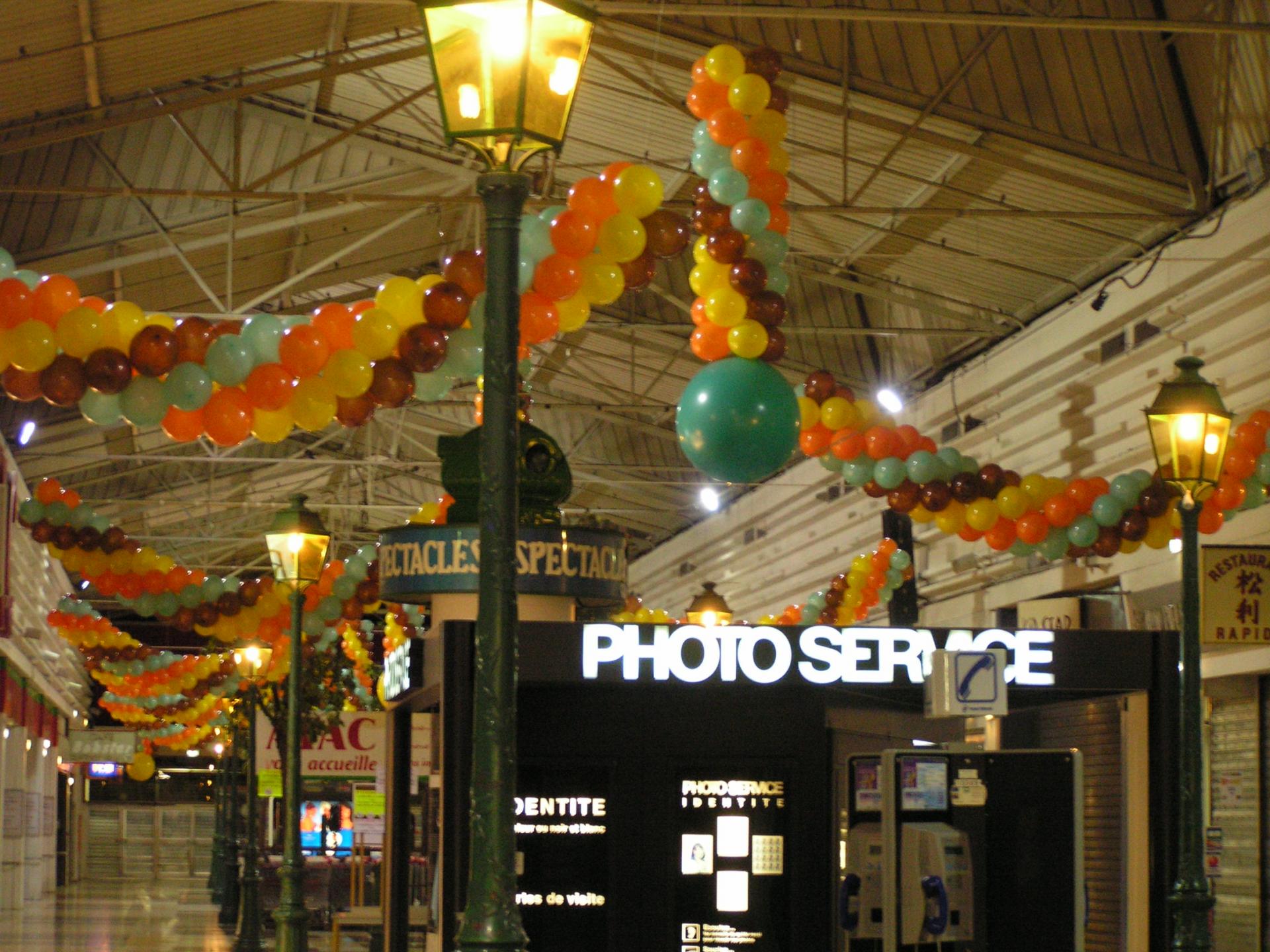 Colonnes de ballons centre commercial